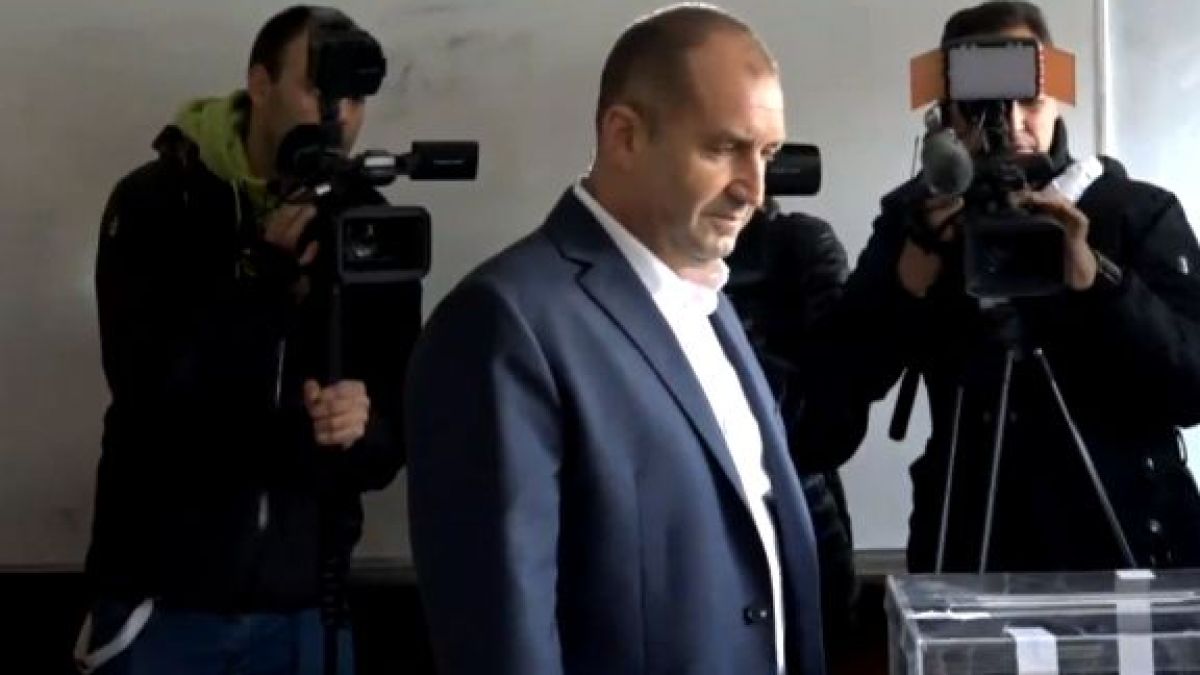 Президентът Радев гласува и разкри защо Макрон е лепнал грозен етикет на българите СНИМКИ