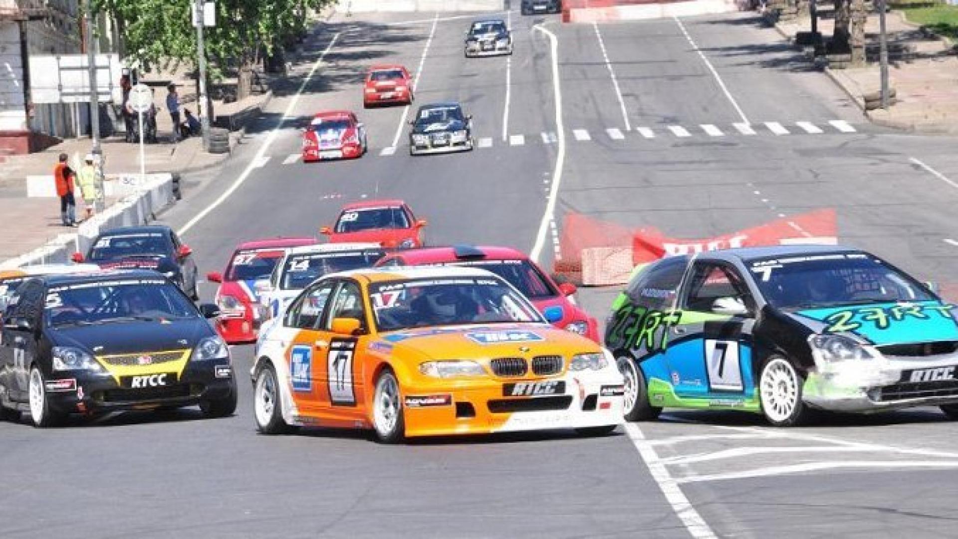 Бясна гонитба в няколко града между мерцедеса на Борисов и шкодата на Нинова преди финала! 