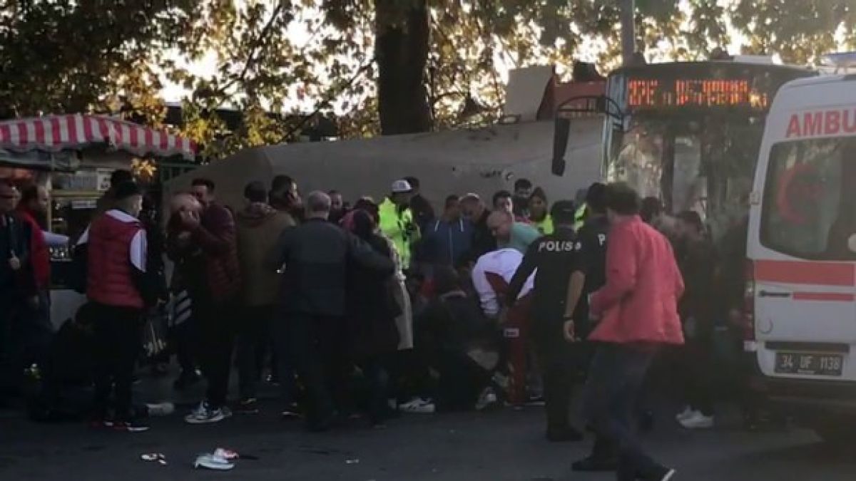 Автобус се вряза в спирка в Истанбул, шофьорът изскочи, грабна нож и... ВИДЕО 