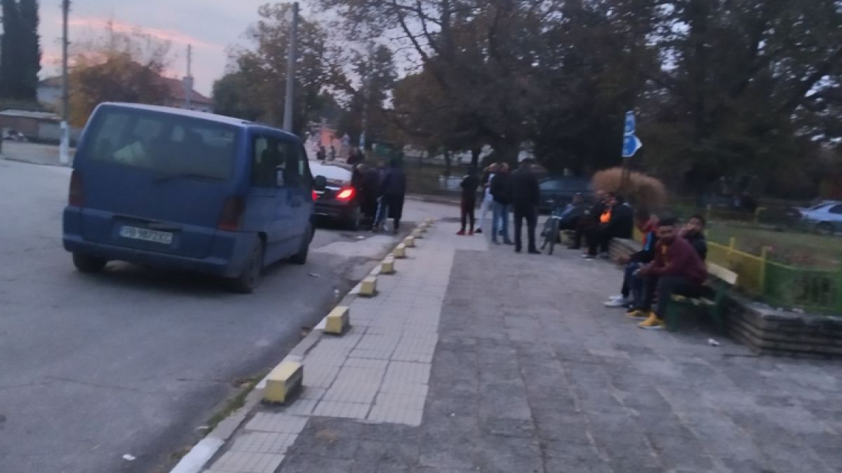 В пловдивското село Борец извозват роми да гласуват и раздават пакети на хората СНИМКИ
