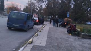 В пловдивското село Борец извозват роми да гласуват и раздават пакети на хората СНИМКИ