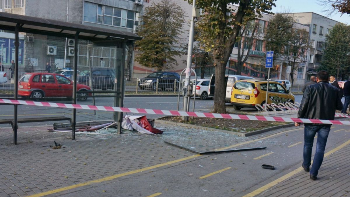 Рекламно пано от спирка се стовари върху пловдивчанка