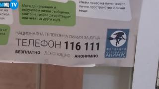 БЛИЦ TV: Окачиха притеснителен плакат в руската гимназия в София ВИДЕО
