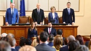 Страсти в парламента: Красавица сяда на мястото на Волен Сидеров СНИМКИ