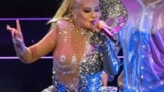 Килограмите не прощават! Полуголата Агилера стресна публиката ВИДЕО