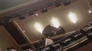 Таванът на прочут лондонски театър рухна върху публиката ВИДЕО