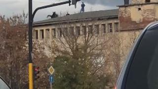 Хлапета изправиха косите на софиянци със смъртоносната си игра ВИДЕО 