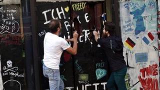 Скулптор направи Берлинската стена от шоколад ВИДЕО