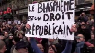 Активистка на "Фемен" разголи гърдите си на митинг в Париж ВИДЕО 18+