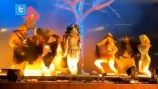 Шокиращо: Нападател намушка с нож актьори по време на представление ВИДЕО 18+
