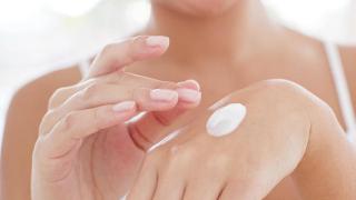 Ефикасна домашна маска за сухи ръце с три съставки