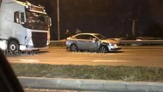 Меле между ТИР и кола запуши Околовръстното в София СНИМКА