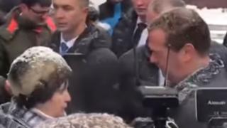 Руска пенсионерка коленичи пред Медвевев: От 3 години нямаме топла вода и парно ВИДЕО 