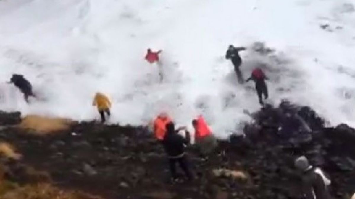 Туристи викат за помощ и крещят ужасени, но вълната ги отнесе ВИДЕО