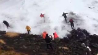Туристи викат за помощ и крещят ужасени, но вълната ги отнесе ВИДЕО