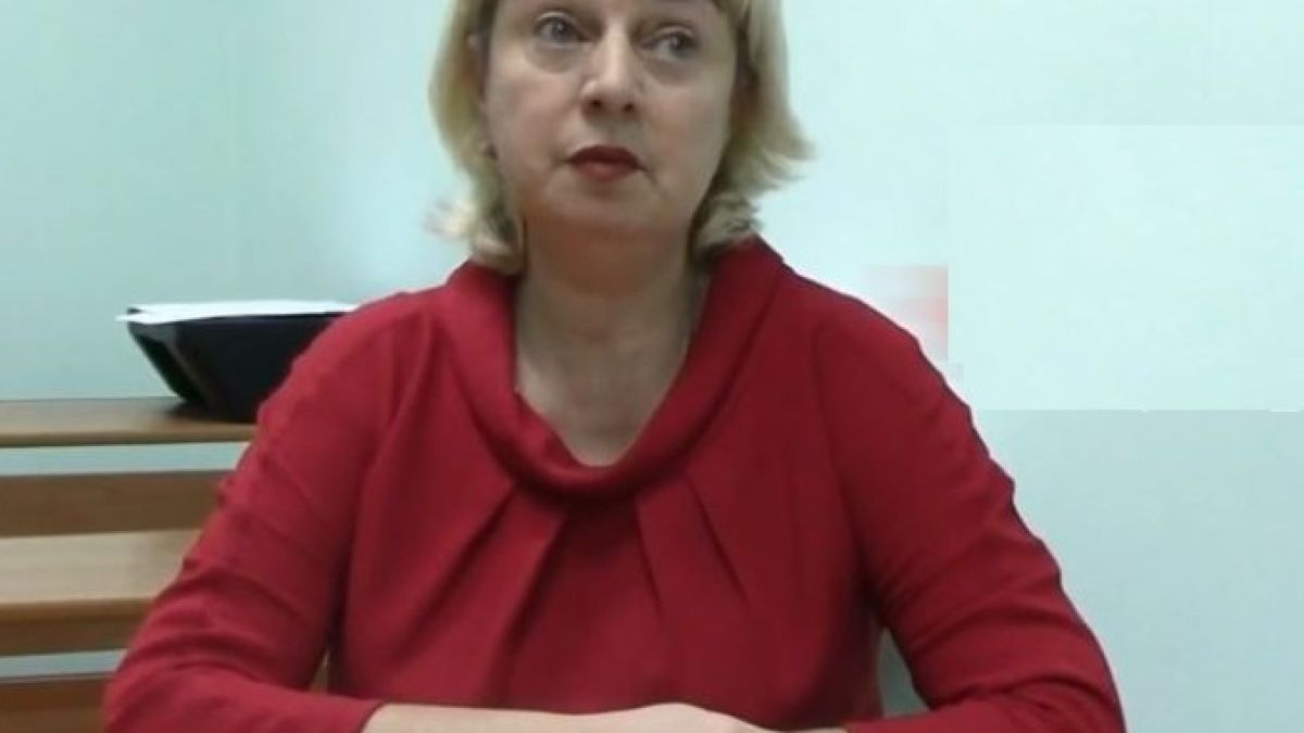 Смела учителка обезоръжи развилнял се мъж, тръгнал да коли дечица 