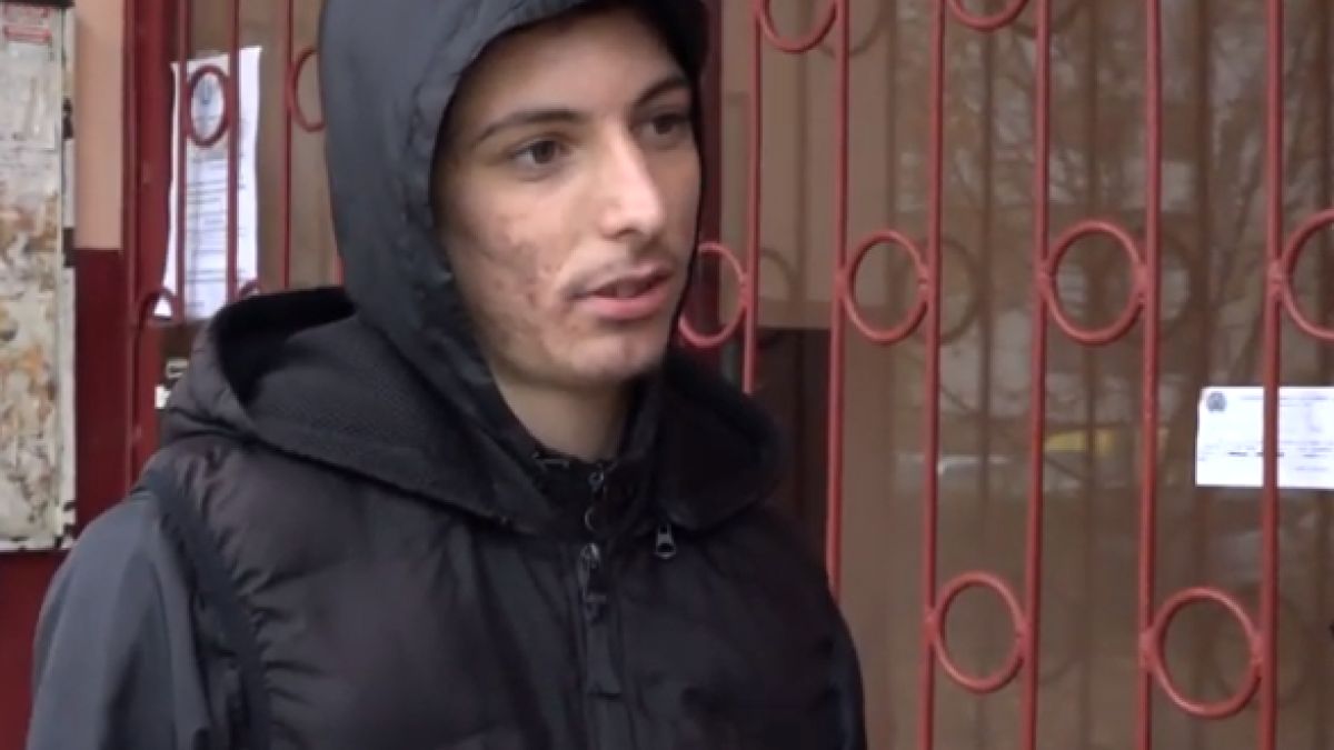 Пълен абсурд: Апашчета задигнаха телефон на младеж, после му купиха нов
