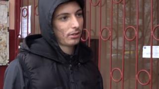 Пълен абсурд: Апашчета задигнаха телефон на младеж, после му купиха нов