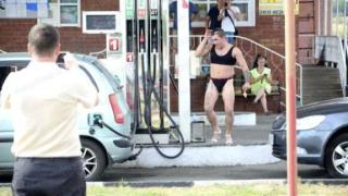 Руски шофьори тръгнаха по бански и токчета, за да... СНИМКИ 