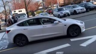 Tеslа Mоdеl 3 без шофьор излезе от паркинг и тръгна в насрещното ВИДЕО