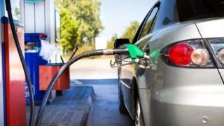 Обещаха безплатно гориво на жени по бански, но се случи нещо удивително СНИМКИ