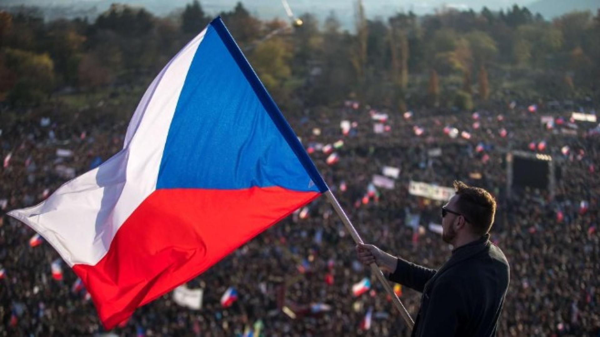 Невиждано: 200 000 протестиращи в Прага! Вдигнаха мерника на премиера СНИМКИ