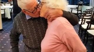 Менделсон: Иванка и Живко се нацелуваха хубаво за диамантената си сватба СНИМКИ