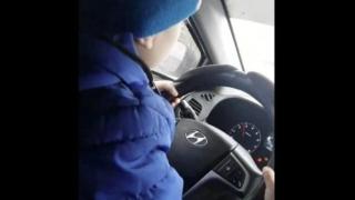6-годишен лети с джипа на майка си, а тя седи гордо до него и... ВИДЕО 