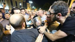 Революция в Тбилиси! Протестиращи блокираха всички входове на парламента ВИДЕО 