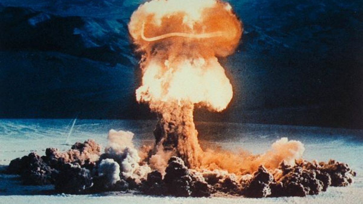 Учен: Извънземните изключват ядрените ни оръжия, за да покажат, че те са безполезни срещу тях!