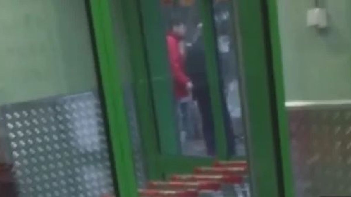 Касиер в магазин понаби крадец по уникален начин ВИДЕО