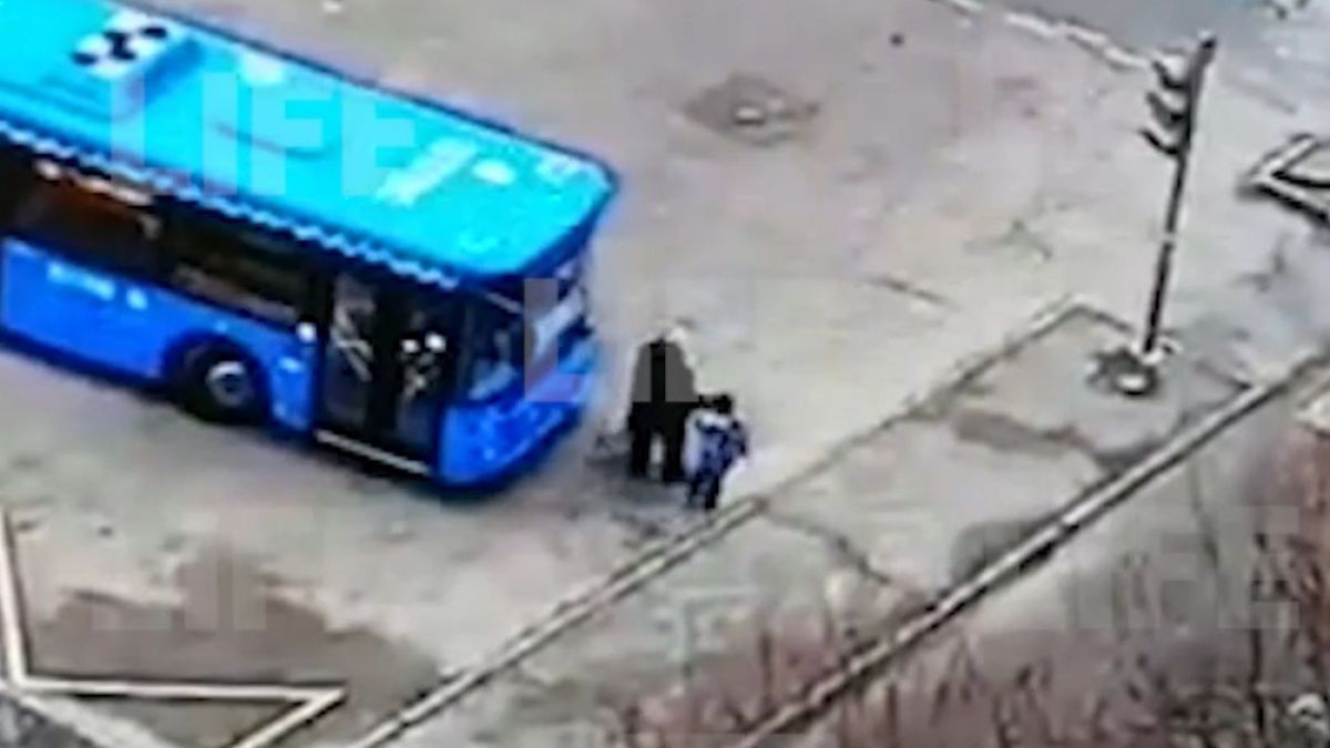 Фатален инцидент: Автобус сгази млада майка пред очите на детето й ВИДЕО