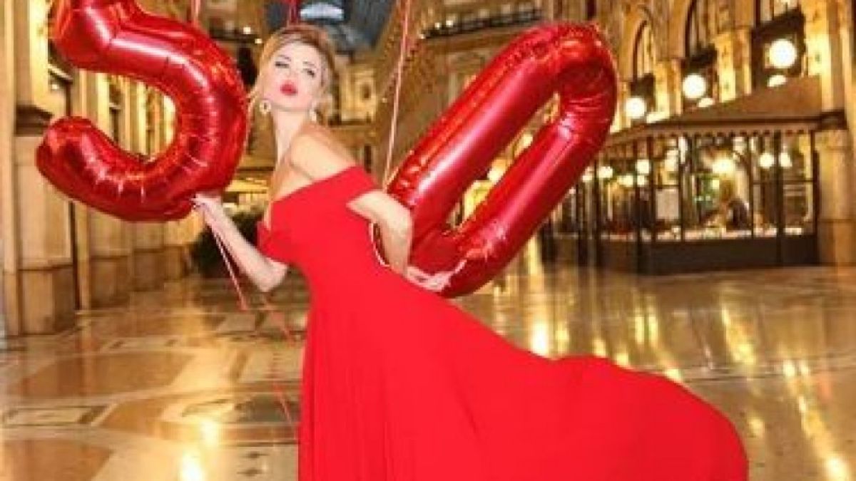 Тази красавица е на 51, но никой не ѝ вярва СНИМКИ