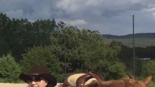 Зрелищни СНИМКИ издадоха как и с кого Нинова релаксира след инфарктния пленум! 