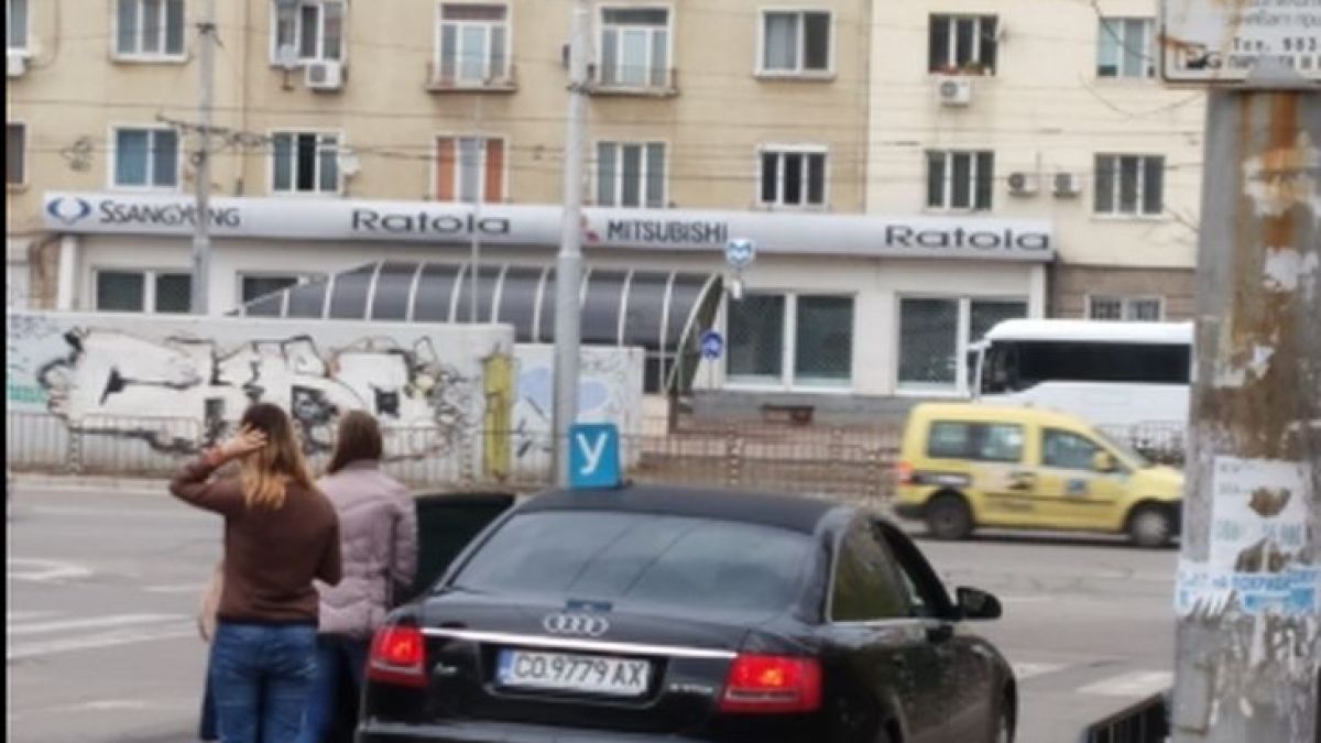Така столичен инструктор учи кандидат-шофьорки на правилата за движение СНИМКИ