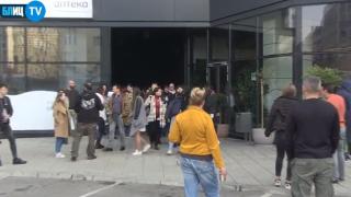 БЛИЦ TV: Сирени за тревога стреснаха центъра на София, евакуират бизнес сграда