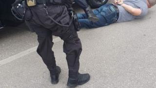 Екшън СНИМКИ Тръшнаха на земята крадец, замесен в обир за половин милион лева 