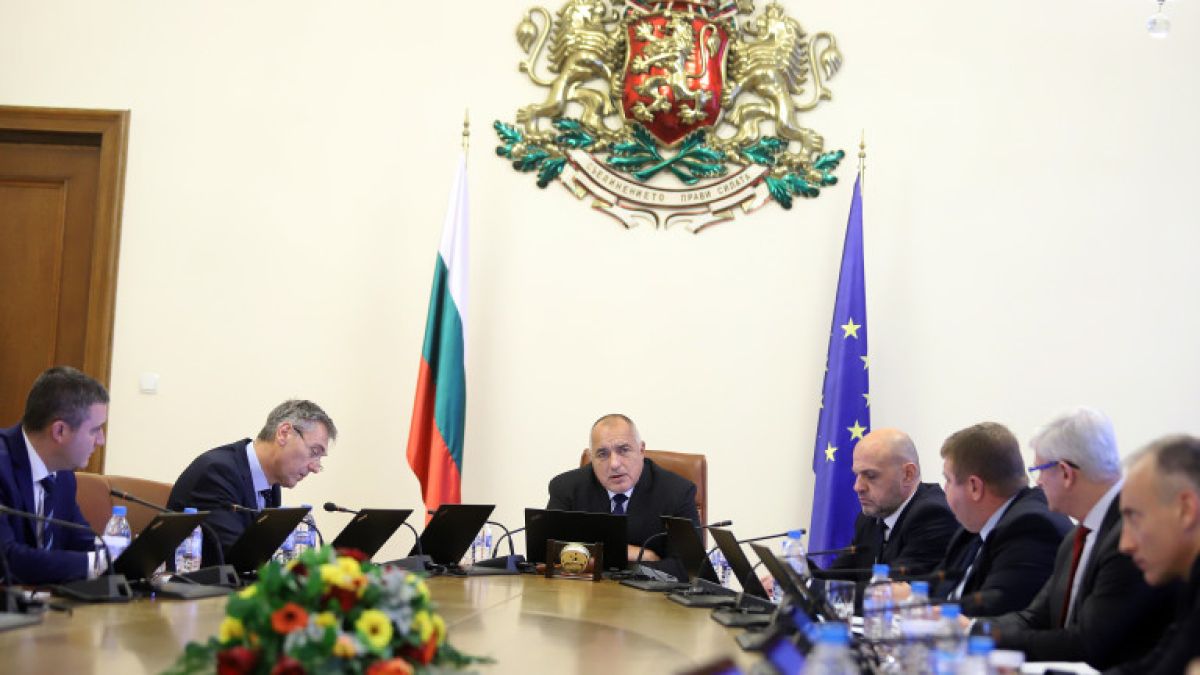 Налагат ограничения на парите, които може да пренасяме в чужбина, разрешената сума е... 