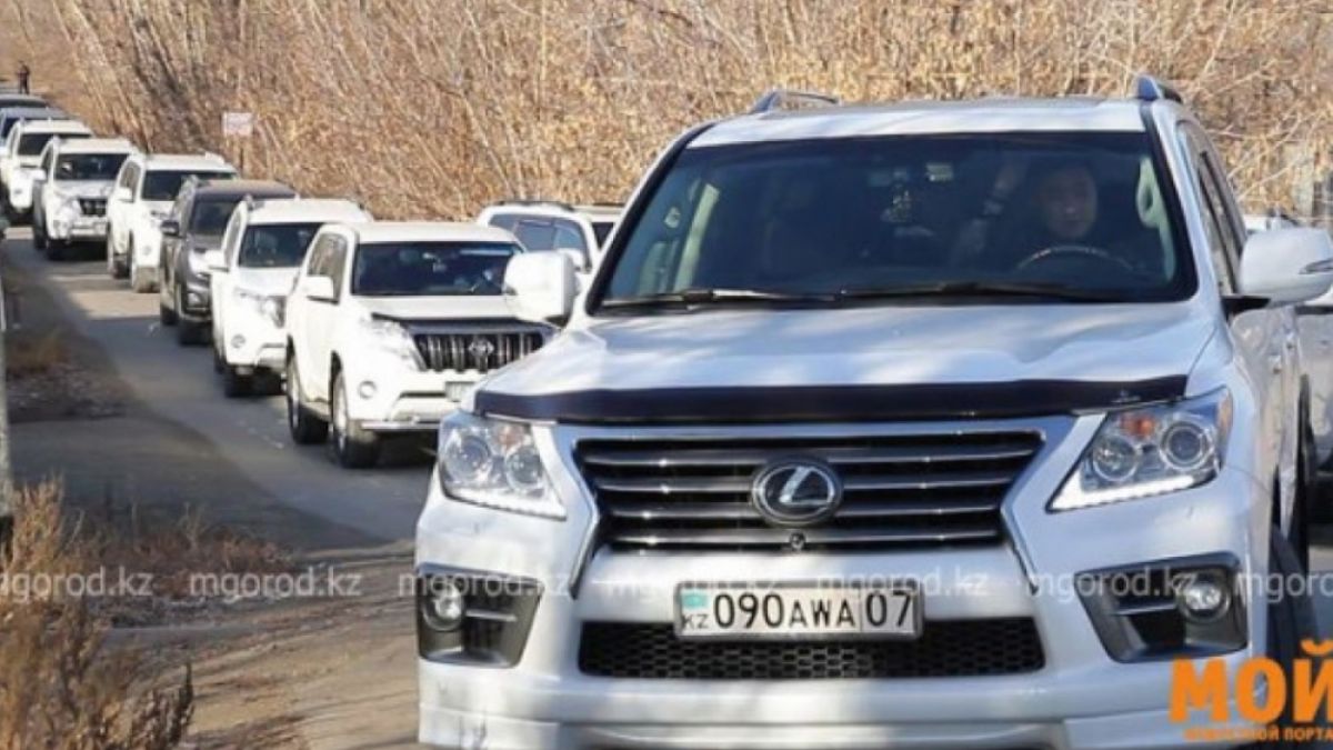 Щастлив мъж отбеляза развода си с кортеж от 60 джипа СНИМКИ