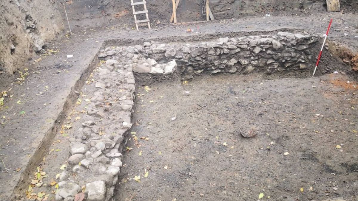 Откриха уникално съкровище в двор в Пловдив СНИМКИ