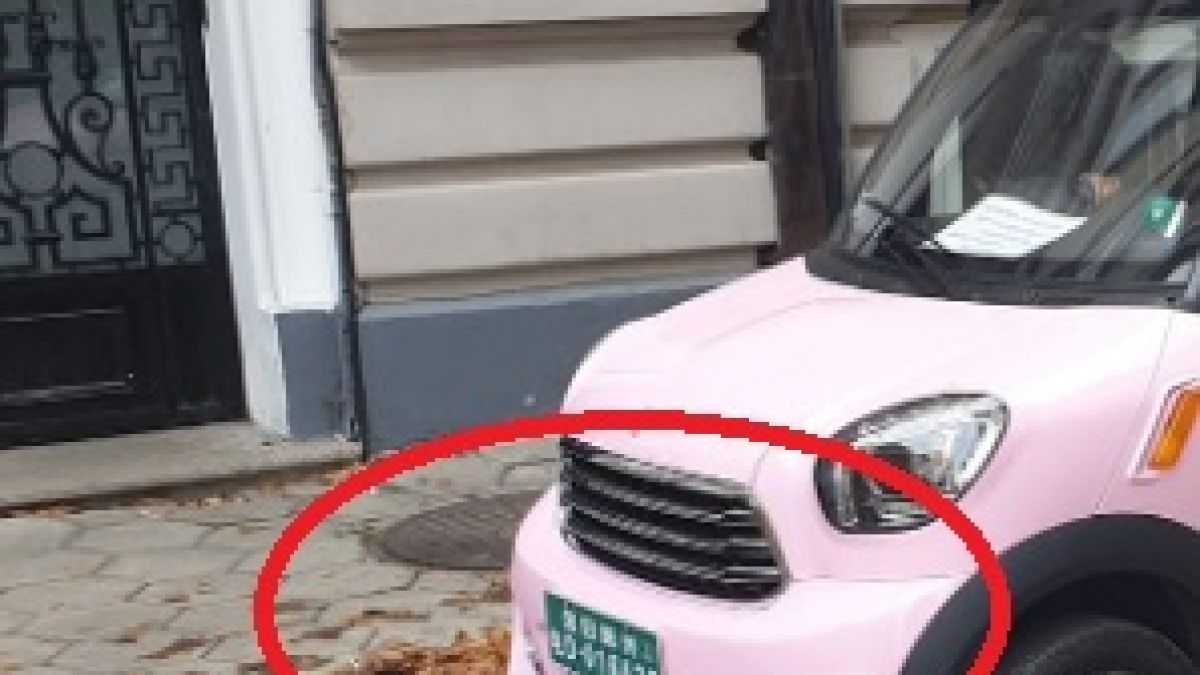  Невиждан в България автомобил озадачи столичани, сравниха го с ... СНИМКА