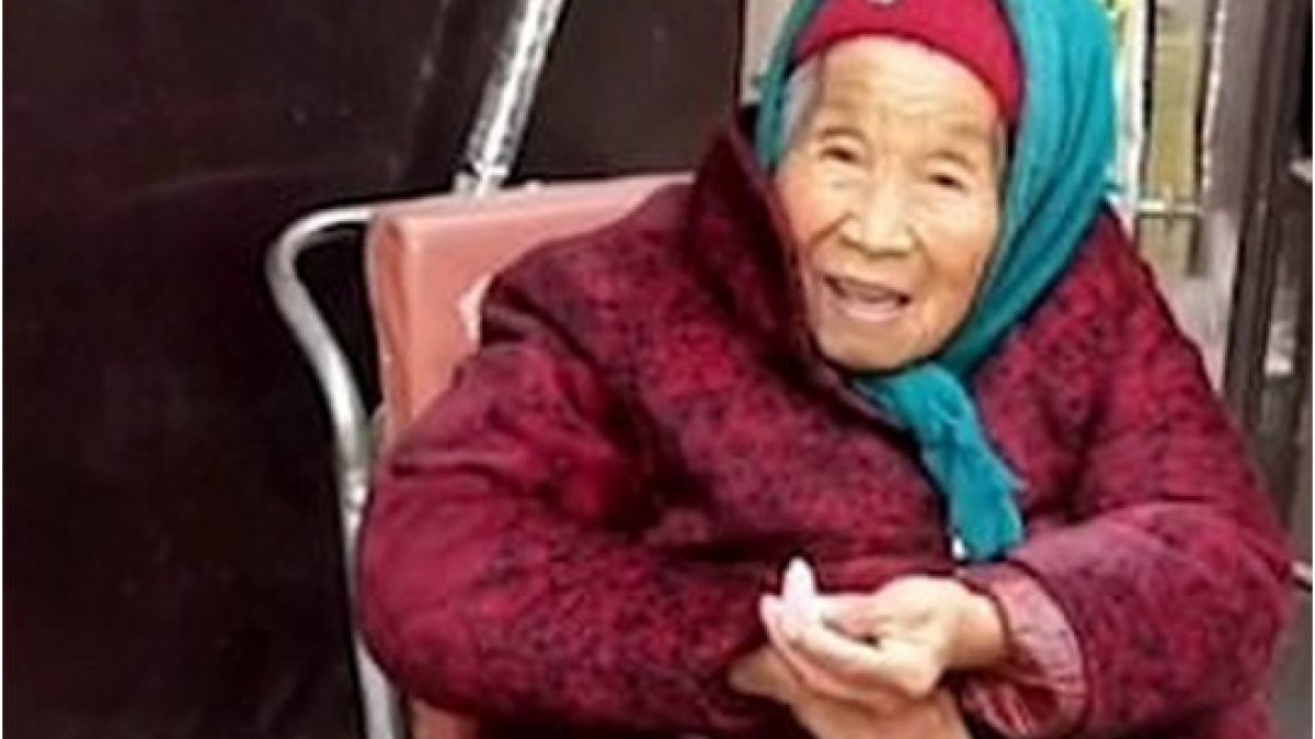 Мило ВИДЕО: 106-годишна майка черпи с бонбон 84-годишната си дъщеря