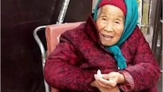 Мило ВИДЕО: 106-годишна майка черпи с бонбон 84-годишната си дъщеря