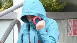 Развратница изпрати голи снимки на любовника си на дъщеря му