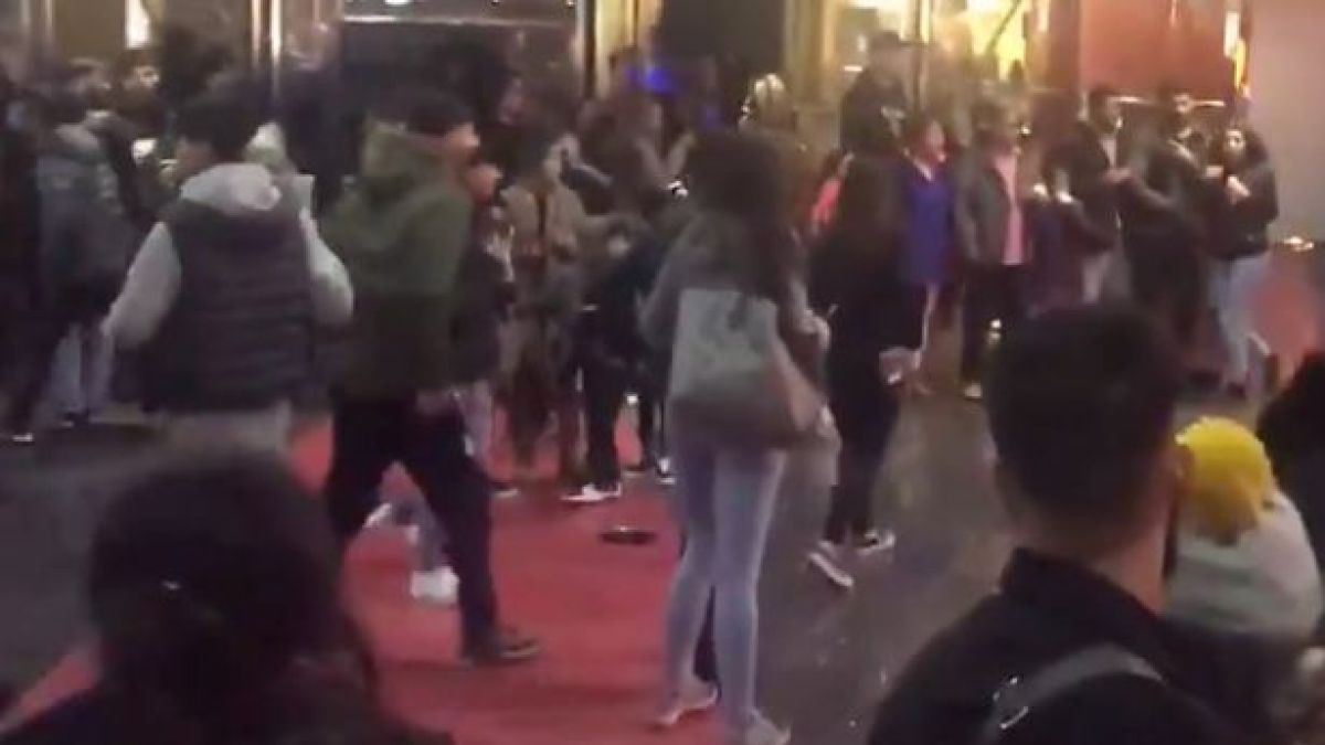 Тинейджъри изтрещяха в кино, клаха се с мачетета ВИДЕО
