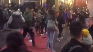 Тинейджъри изтрещяха в кино, клаха се с мачетета ВИДЕО