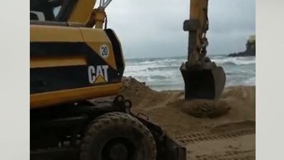 ВИДЕО от бутането на дигата, разбунила Созопол