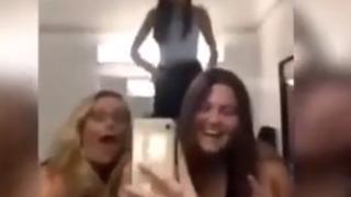 Пищна мадама съсипа приятелките си по време на селфи в тоалетната ВИДЕО
