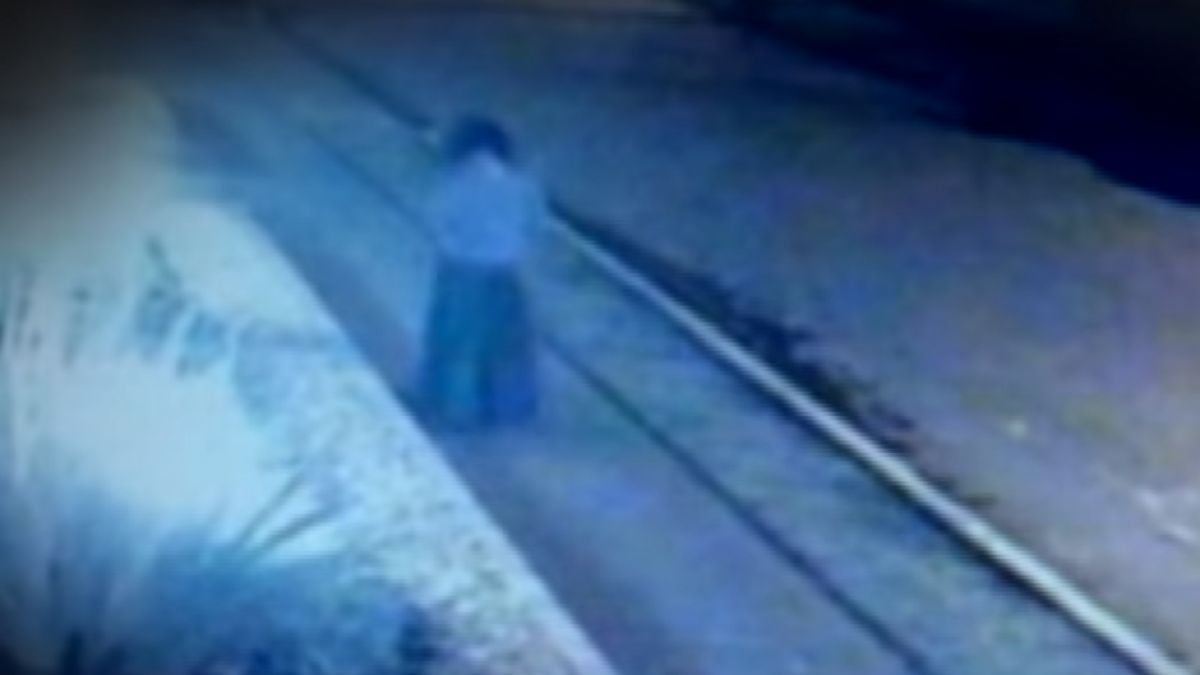 Призрачно ВИДЕО! Странна жена с роба се "разпадна" във въздуха 