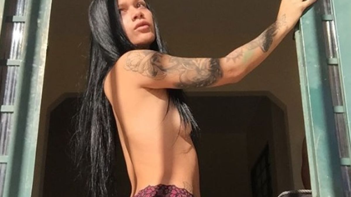 Гола моделка бе арестувана за трафик на оръжия СНИМКИ 18+